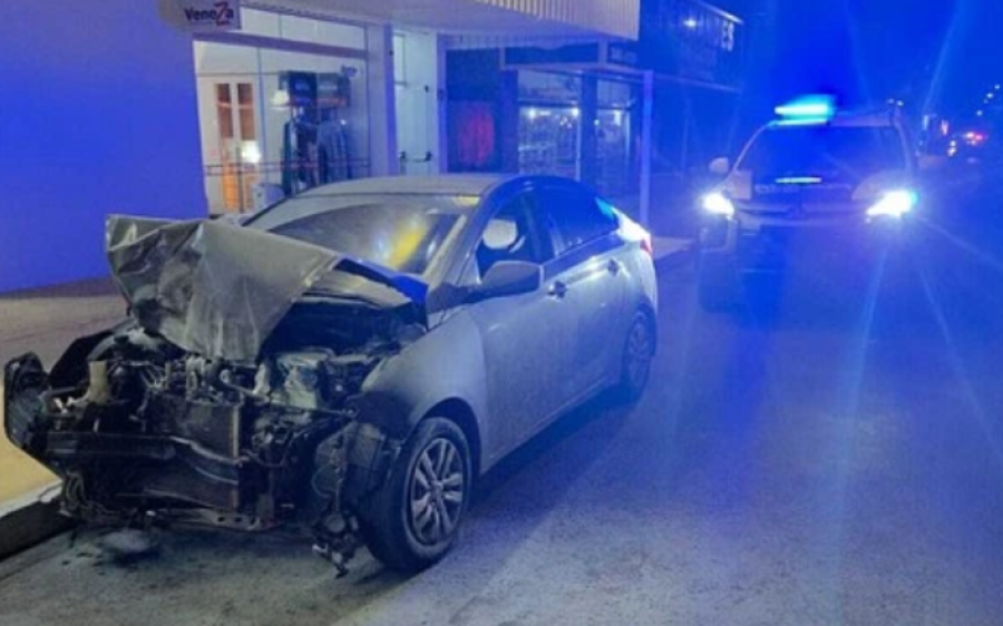 Carro com 203 kg de maconha foge da polícia, bate em picape e atinge loja
