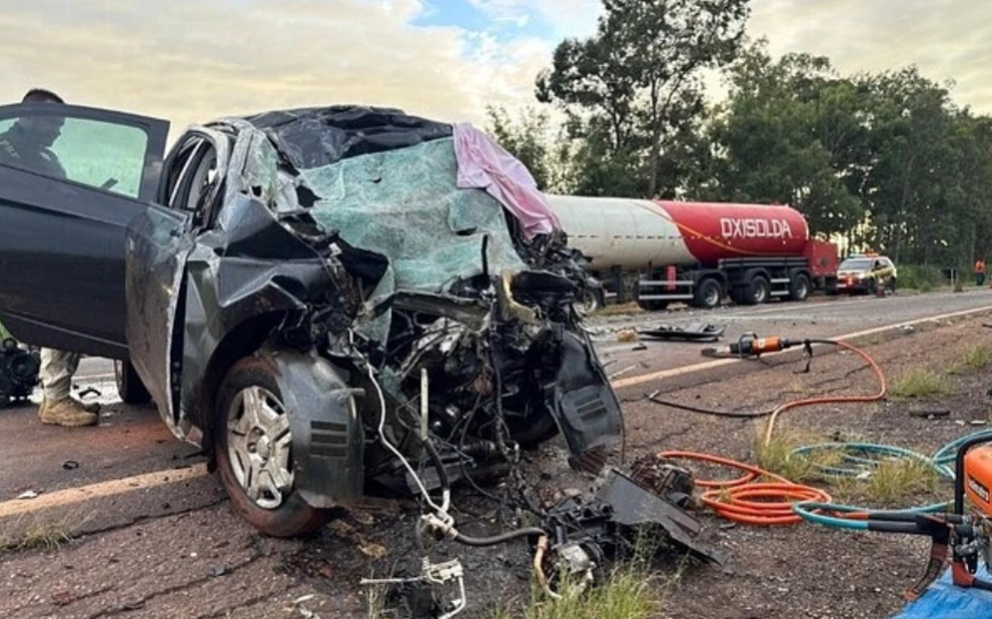 Motorista morre após colisão frontal entre Ônix e carreta-tanque na BR-376
