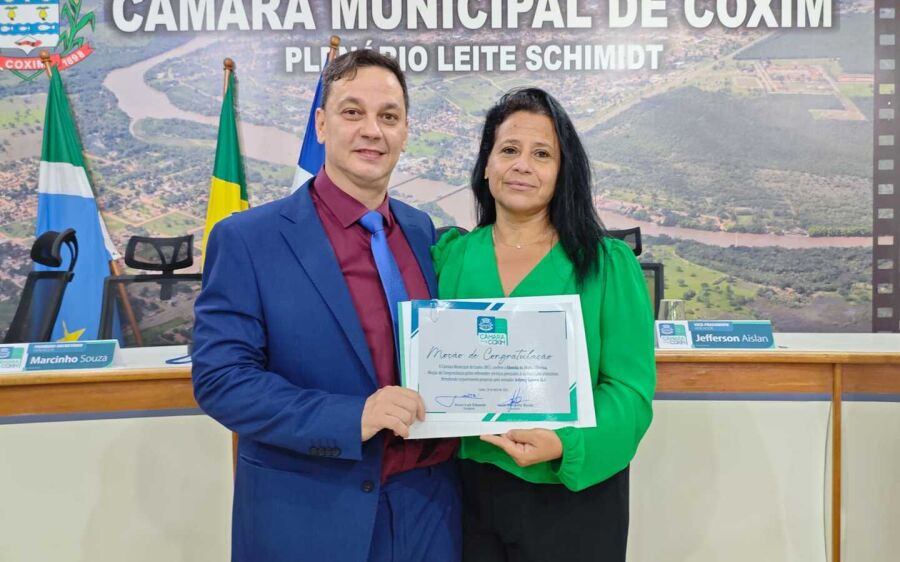 Glenda Melo é homenageada com Moção de Congratulação da Câmara de Coxim 