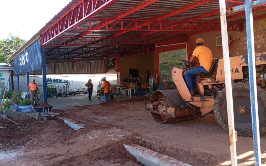 Vereadora Lúcia da A.A.V.C investe recursos próprios em melhoria da sede com apoio da Prefeitura 