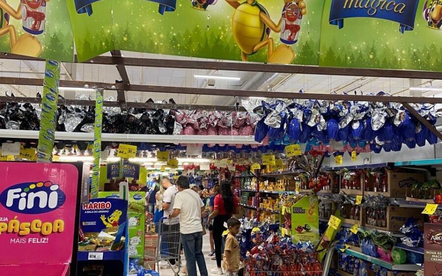 Correria de última hora: comércio lotado em Coxim na véspera da Páscoa