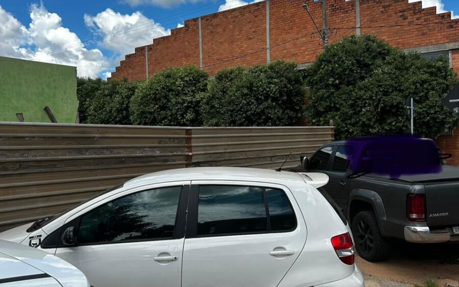 Falta de noção, educação e respeito: carros ocupam calçada em frente a prefeitura de Coxim 