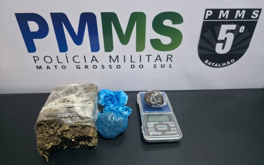 Carro bate em árvore, suspeitos fogem e PM descobre boca de fumo em Rio Verde