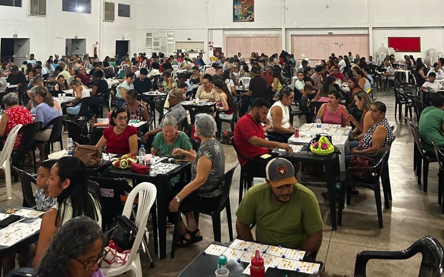 Salão Paroquial de Coxim ficou pequeno em noite de solidariedade