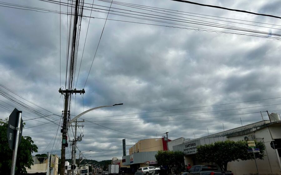 Coxim amanhece com tempo nublado e clima mais agradável nesta terça-feira (28)