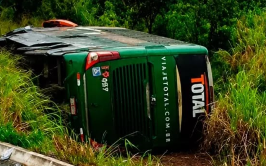 Colisão entre carro e ônibus na BR-060 deixa um morto e oito feridos em Camapuã
