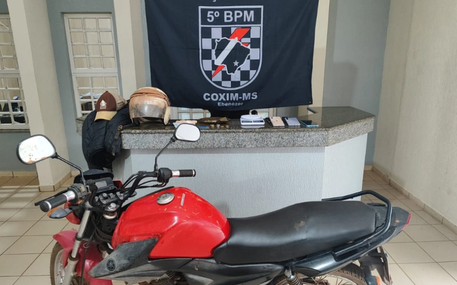 Homem pega moto emprestada, troca por drogas e acaba preso pela PM em Coxim
