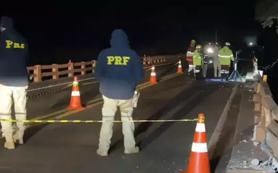 Caminhão cai no Rio Vacaria após romper proteção de ponte na BR-163 em Rio Brilhante
