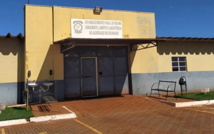 Preso faz buraco em cela para agredir outro interno em MS
