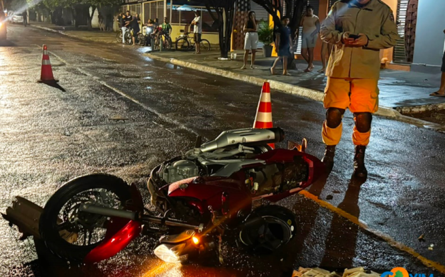 Colisão entre motocicleta e bicicleta elétrica deixa homem ferido no Senhor Divino, em Coxim

