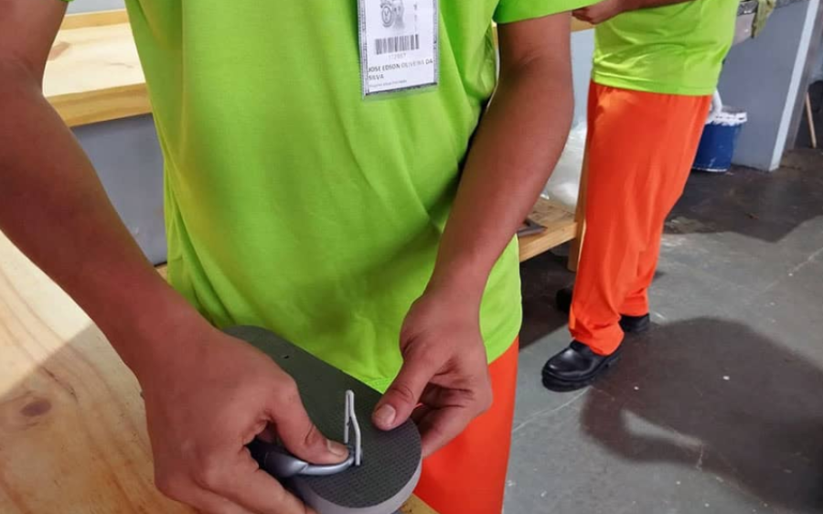 Produção de chinelos dentro de presídio auxilia internos sem assistência familiar em Dourados
