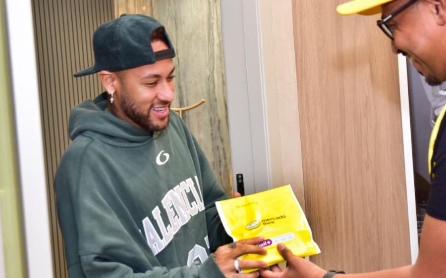 Após ser convocado para a Copa, Neymar recebe figurinha com seu rosto