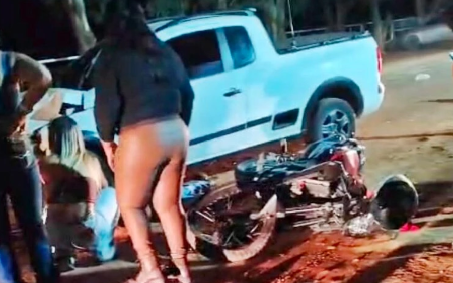 Colisão entre moto e Saveiro deixa dois jovens feridos em estrada de acesso ao CTG em Coxim
