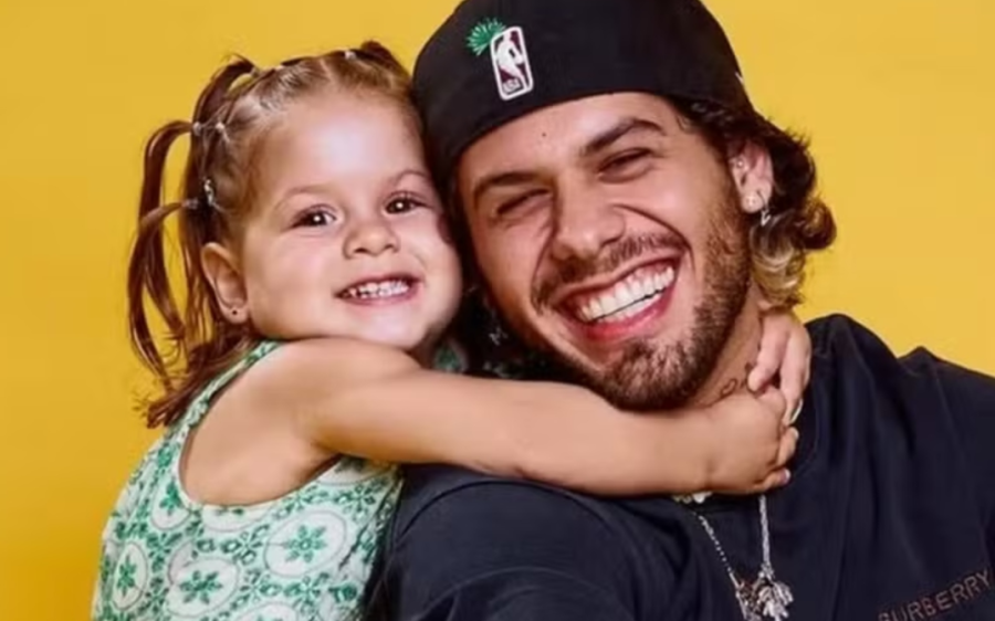 Zé Felipe se diverte com detalhe curioso herdado por Maria Flor
