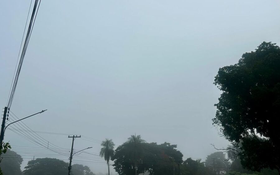 Coxim amanhece com neblina e clima fresco neste sábado; previsão indica chuva e máxima de 31°C