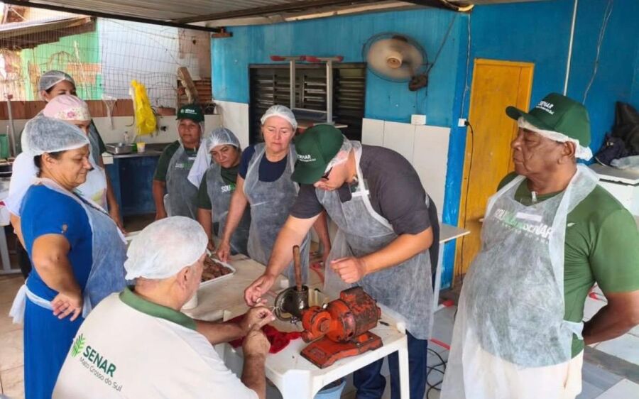 AAVC aposta em qualificação profissional e leva curso de embutidos para moradores de Coxim
