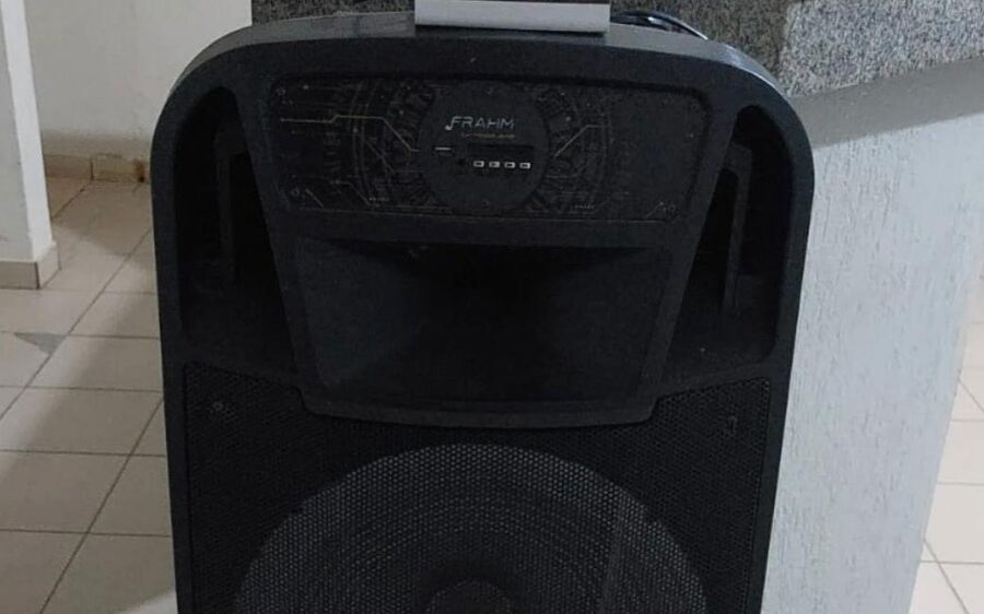 Morador teimoso desafia polícia, religa som alto após aviso e acaba preso em Coxim
