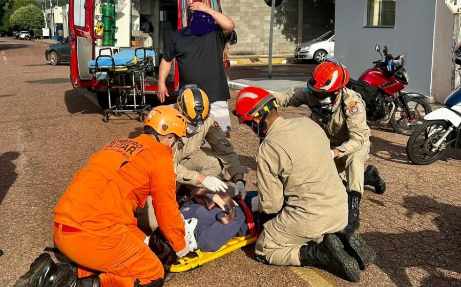Motociclista fica ferida após abelha entrar em capacete e causar acidente no Centro de Coxim