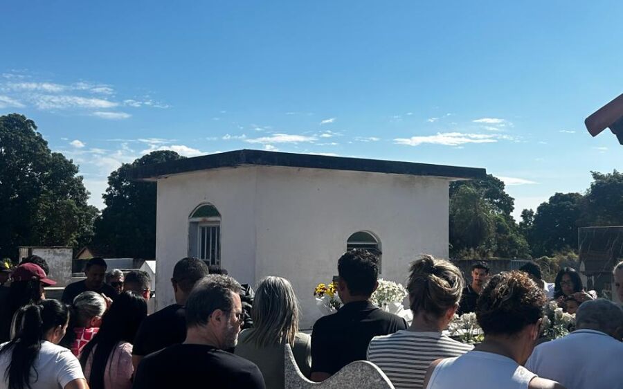 Sob aplausos, louvores e muita emoção, Coxim dá o último adeus a Leandro Rondora