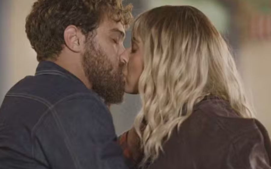 Ana Castela e Gael se beijam apaixonadamente em 'Coração Acelerado'