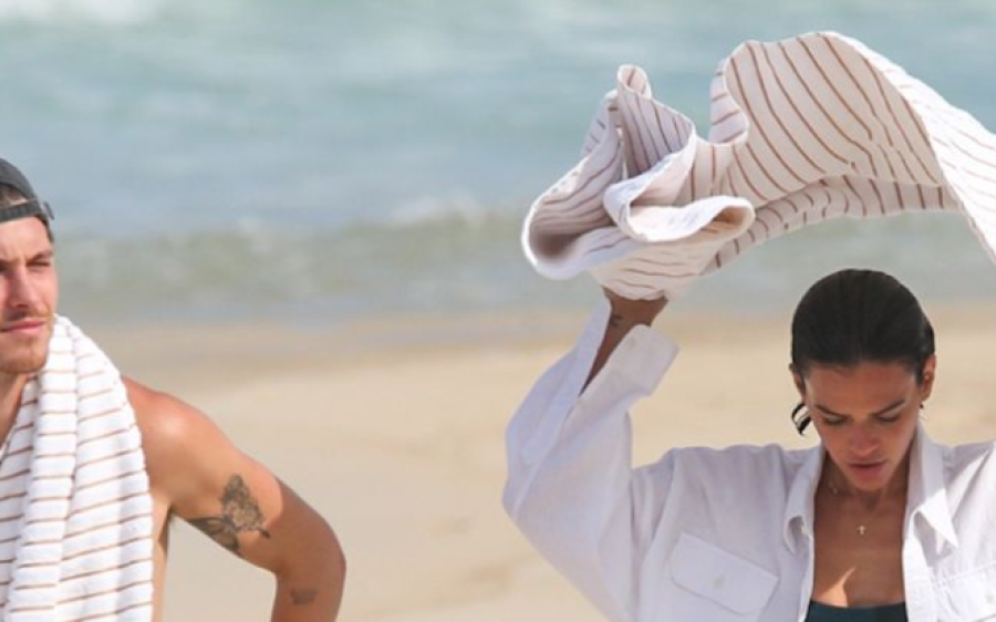 Bruna Marquezine e Shawn Mendes esbanjam sintonia em dia de praia