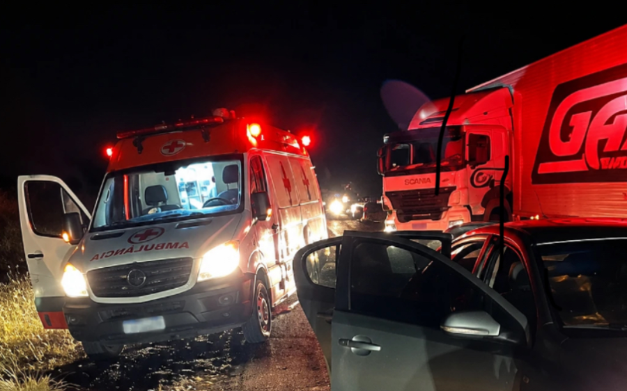 Ambulância de São Gabriel do Oeste se envolve em acidente com carreta e carro na BR-163