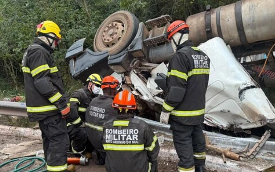 Motorista morre após carreta carregada com sucata tombar na rotatória entre a Ramon Gomez e a BR-262