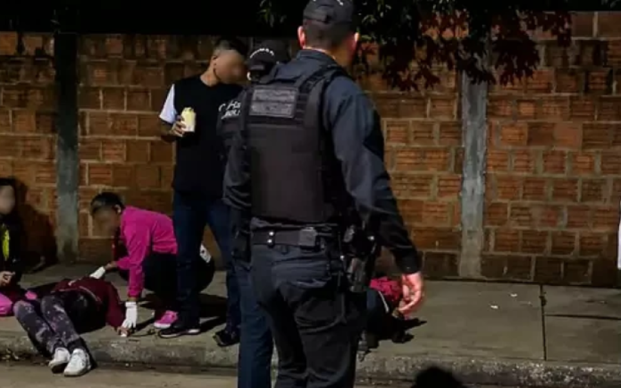 Homem é preso após espancar companheira até ela desmaiar e tentar subornar policiais
