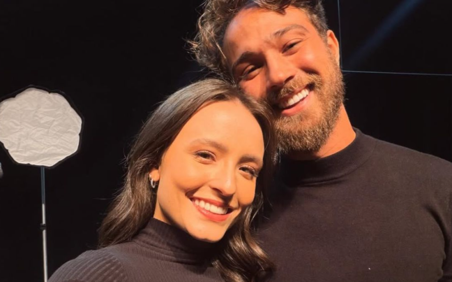 Larissa Manoela recebe buquê de flores de André Luiz Frambach: 'Para vida toda'
