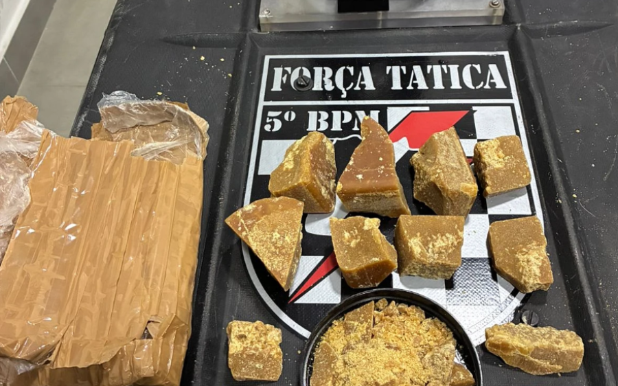 Mulher &eacute; presa com mais de 800 gramas de pasta base de coca&iacute;na e causa preju&iacute;zo de R$ 42 mil tr&aacute;fico