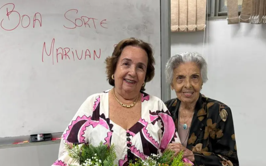Idosa defende TCC aos 77 anos e recebe mãe na plateia, de 98: 'Emocionante'