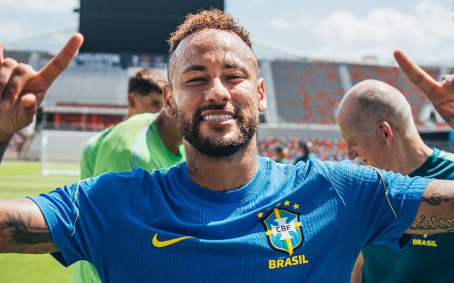Neymar mostra chuteira com nomes dos filhos antes do jogo contra o Jap&atilde;o