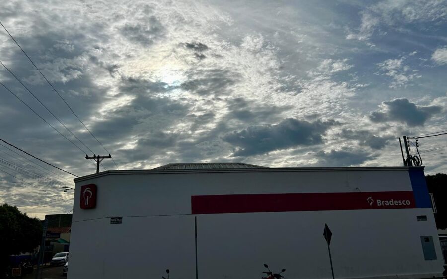 Chuva muda cenário climático e traz alívio para moradores de Coxim nesta quarta-feira
