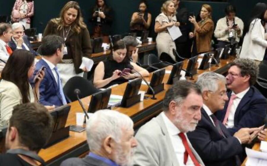 CCJ aprova PEC que reduz maioridade penal para 16 anos e reacende debate no Brasil