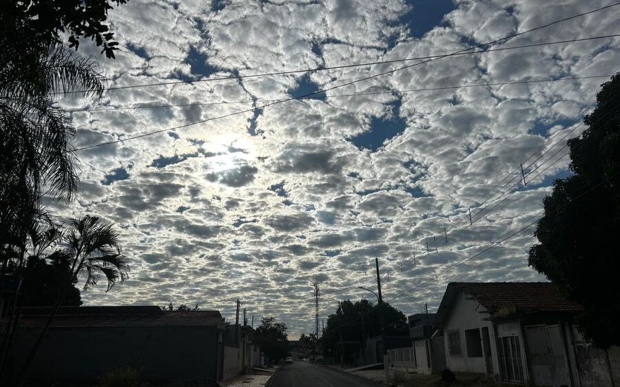 Sol aparece entre nuvens no amanhecer e calor predomina nesta quarta-feira em Coxim