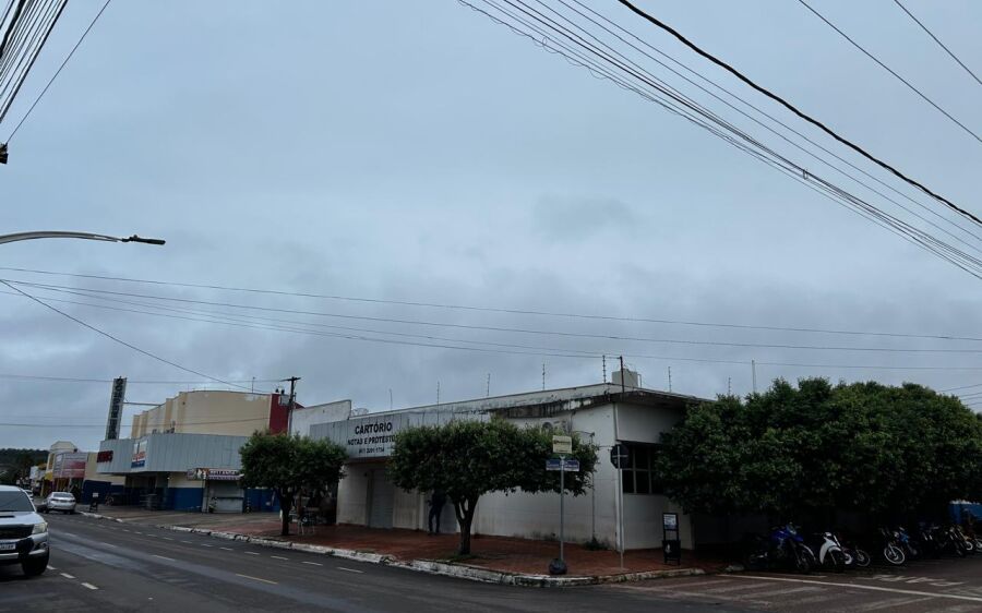 Chuva chega a Coxim e confirma avanço da frente fria; temperaturas despencam nesta terça-feira