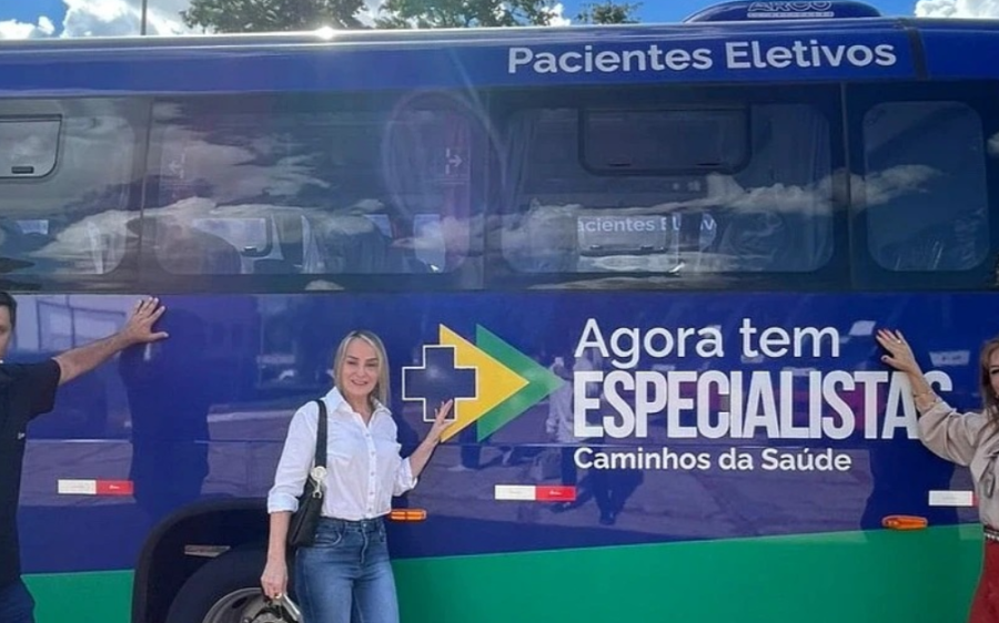 Sonora conquista micro-ônibus para transporte de pacientes após articulação da prefeita Clarice E.