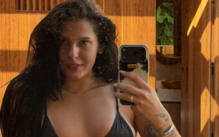Ana Castela sensualiza em novas fotos de biqu&iacute;ni e f&atilde;s piram