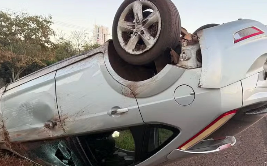 Motorista capota carro ap&oacute;s atingir buraco na Avenida Gury Marques, em Campo Grande
