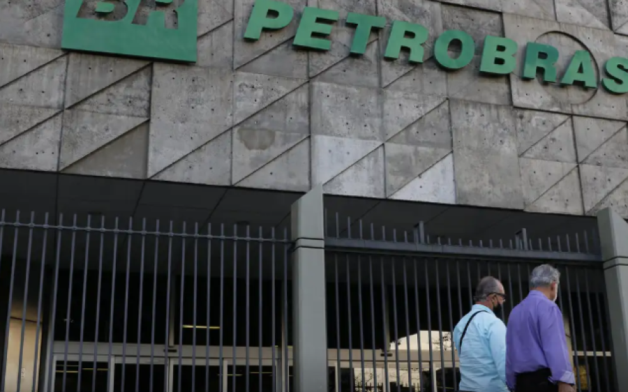 Com alívio da guerra, Petrobras reduz preço do querosene de aviação
