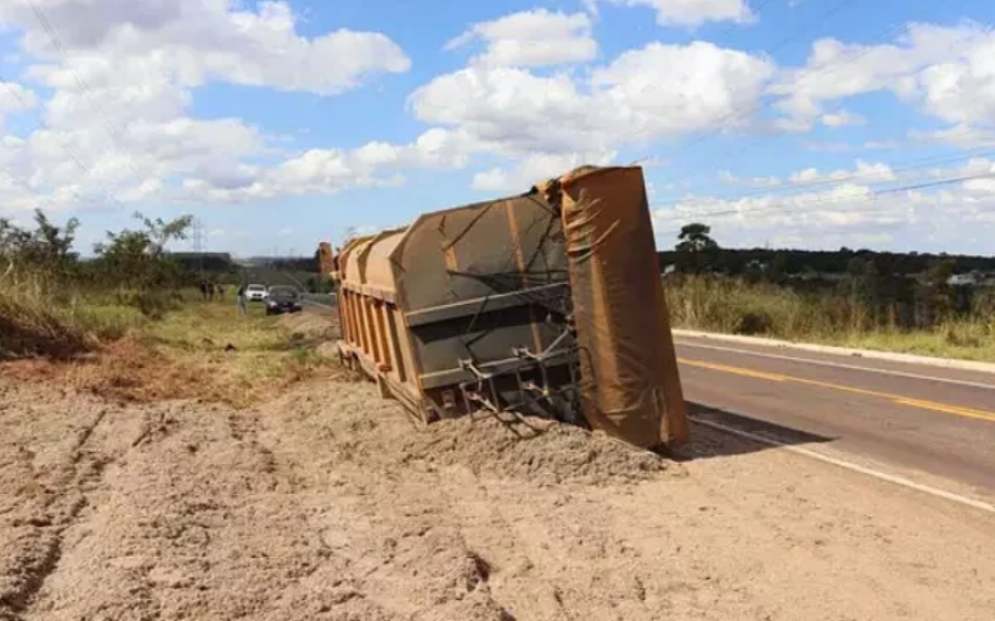 Compartimento de caminhão tritrem tomba na BR-262 e carga fica espalhada às margens da rodovia
