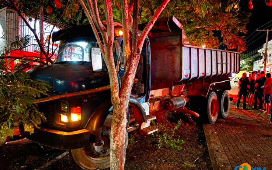 Caminhão sem freio colide contra três veículos e deixa dois feridos na Avenida Virgínia Ferreira