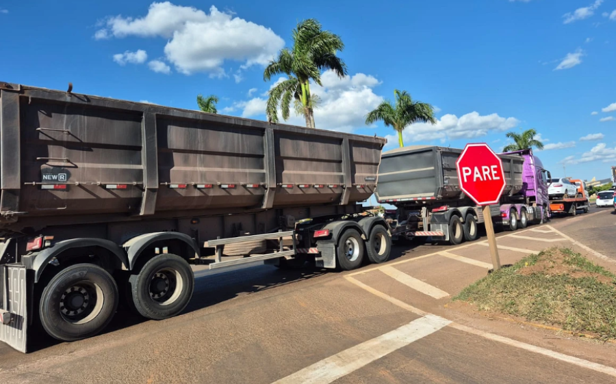 Motoristas bloqueiam travessia durante pare e siga na BR-163 e geram reclamações em São Gabriel 