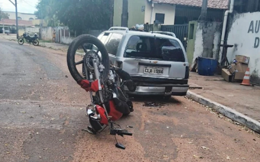 Motociclista fica ferido ao bater na traseira de carro estacionado no centro de Coxim
