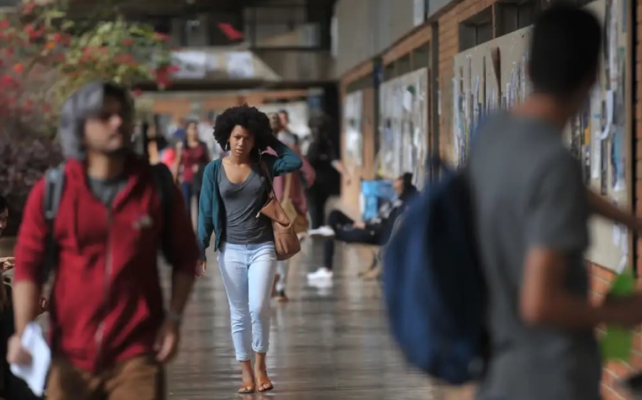 Mais de 54% dos graduandos j&aacute; interromperam os estudos para cuidar dos filhos