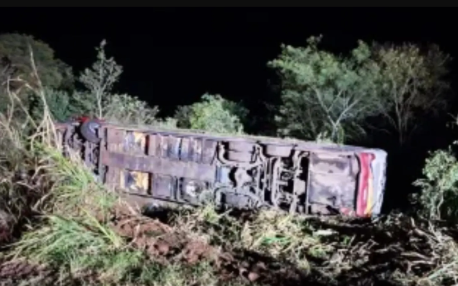 Ônibus com 67 paraguaios cai em ribanceira e deixa 3 mortos; 40 ficam feridos