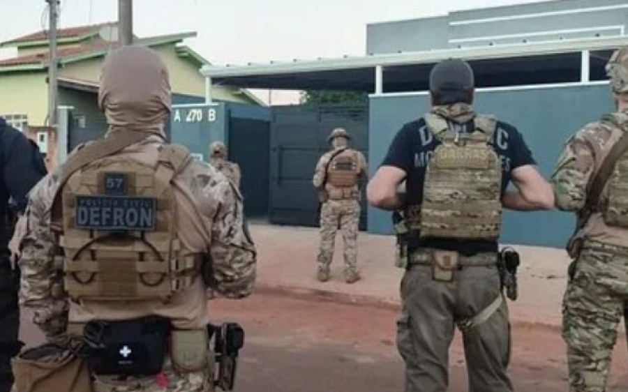 Operação contra facção criminosa termina com dois suspeitos mortos e apreensão de armas 