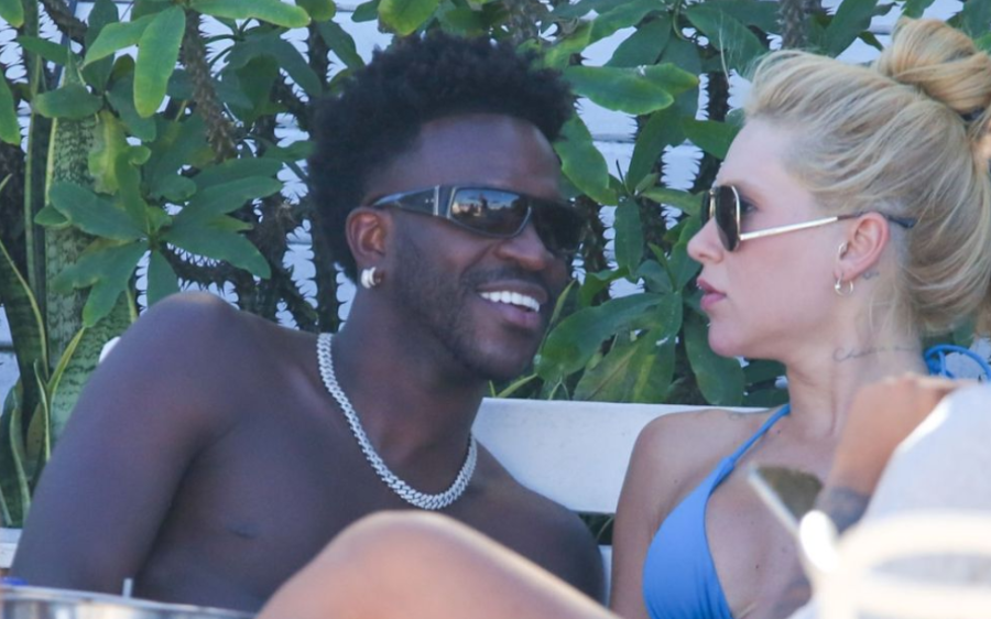 É o amor! Virginia Fonseca e Vini Jr trocam carinhos em dia de praia