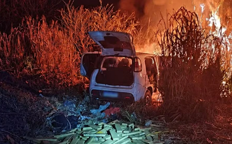 Motorista foge, carro pega fogo e PRF apreende 378 quilos de maconha na BR-060
