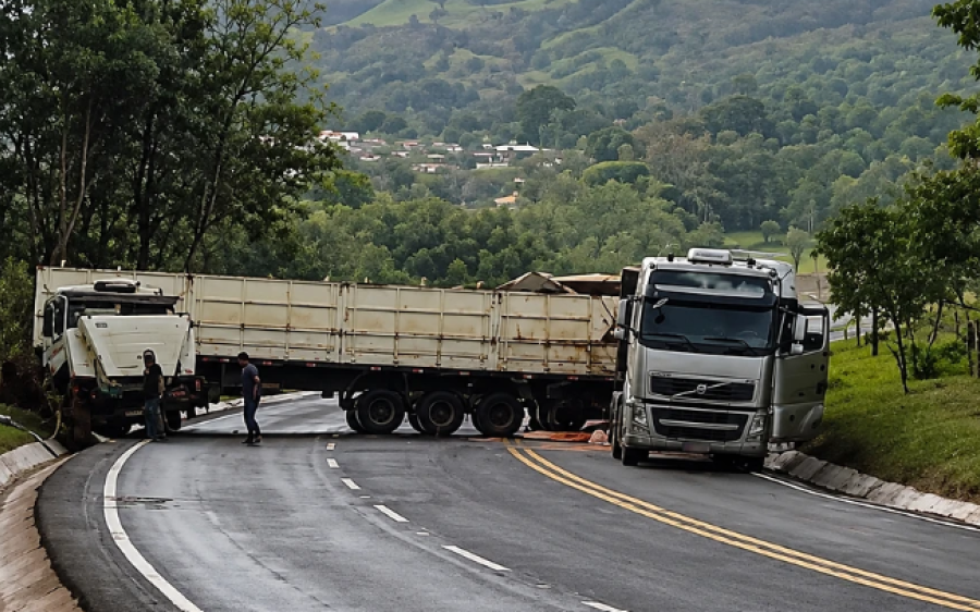 Carreta perde tração na subida, desce de ré e provoca colisão na BR-060, em Camapuã
